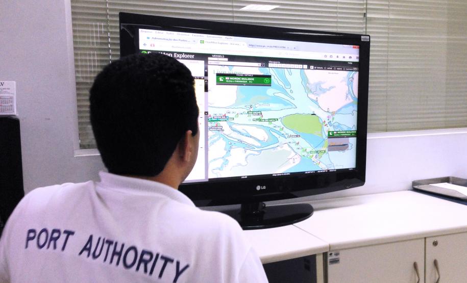 Portos do Paraná passam a monitorar navegação em tempo real