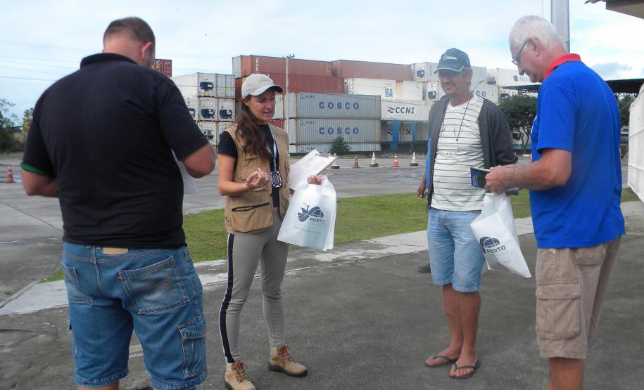 O programa Porto em Ação, coordenado pela Administração dos Portos de Paranaguá e Antonina no Pátio de Triagem, teve sua primeira edição de 2015 nesta terça-feira (12) e contou com a participação de mais de 400 caminhoneiros que chegaram a Paranaguá para descarregar grãos.