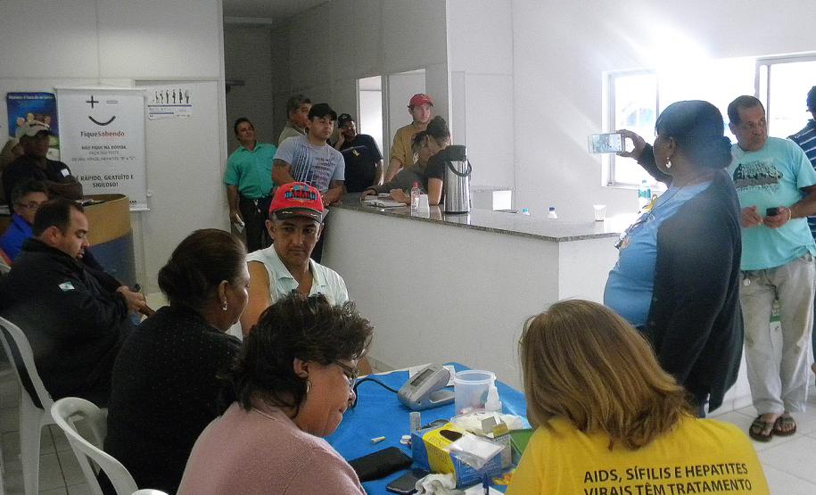 O programa Porto em Ação, coordenado pela Administração dos Portos de Paranaguá e Antonina no Pátio de Triagem, teve sua primeira edição de 2015 nesta terça-feira (12) e contou com a participação de mais de 400 caminhoneiros que chegaram a Paranaguá para descarregar grãos.