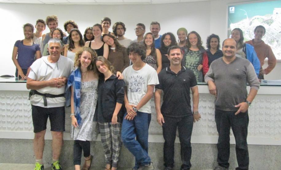 Após viajarem 300 km, ciclistas visitam o Porto de Paranaguá