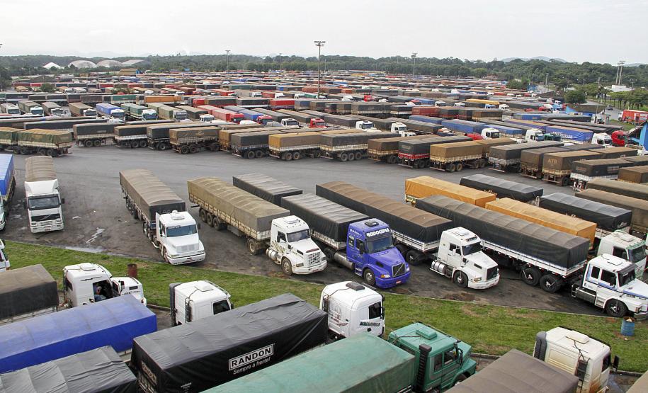 O Pátio de Triagem de Caminhões do Porto de Paranaguá recebeu nos primeiros meses de 2015, entre janeiro e abril, 113.350 veículos. O balanço mostra que houve um aumento de 78% no número de caminhões que utilizaram o local, na comparação com o mesmo período de 2010, quando o pátio público recebeu 88.946 caminhões.