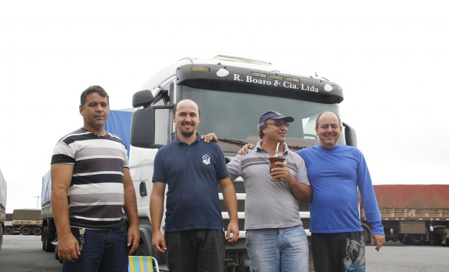 Caminhoneiros e deputados atestam novos investimentos no Pátio de Triagem Caminhoneiros e deputados atestam novos investimentos no Pátio de Triagem