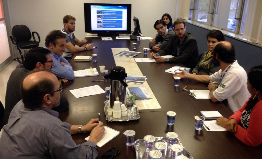 Porto e Antaq vão elaborar regras para promover a limpeza de áreas portuárias de Paranaguá