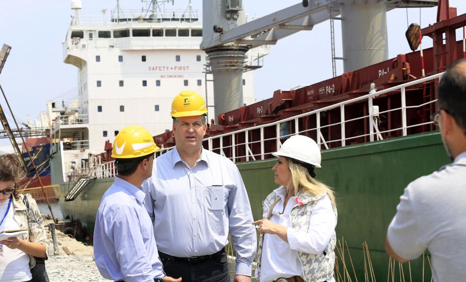 Mais um moderno carregador de navios começa a operar no Porto de Paranaguá