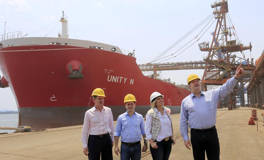 Mais um moderno carregador de navios começa a operar no Porto de Paranaguá