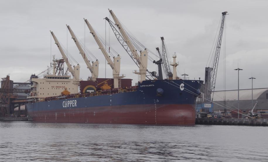 Apesar do triplo da chuva no bimestre, Paranaguá aumenta em 9,9% escoamento de grãos