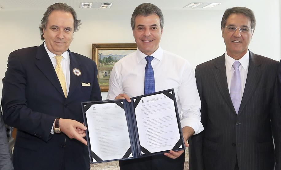 Richa assina ordem de serviço para dragagem dos portos do Paraná Richa assina ordem de serviço para dragagem dos portos do Paraná