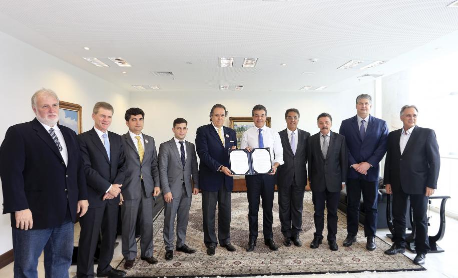 Richa assina ordem de serviço para dragagem dos portos do Paraná Richa assina ordem de serviço para dragagem dos portos do Paraná