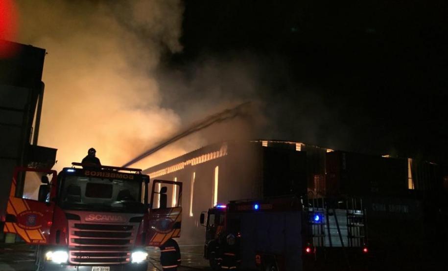 Apoio de voluntários foi fundamental para conter incêndio em Paranaguá