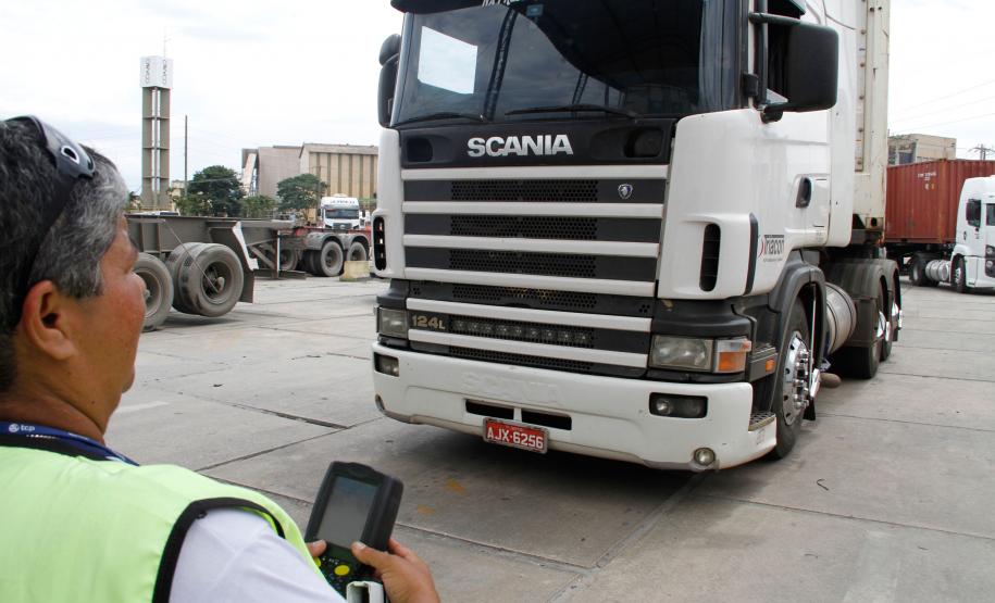 Porto de Paranaguá ganha nova alça de acesso e pátio para caminhões bitrem Porto de Paranaguá ganha nova alça de acesso e pátio para caminhões bitrem
