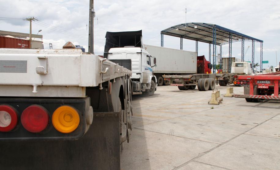 Porto de Paranaguá ganha nova alça de acesso e pátio para caminhões bitrem Porto de Paranaguá ganha nova alça de acesso e pátio para caminhões bitrem