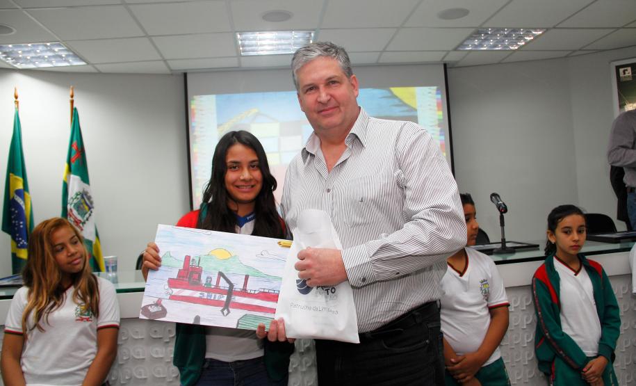 Projeto Porto Escola premia alunos e será ampliado em 2016 Projeto Porto Escola premia alunos e será ampliado em 2016