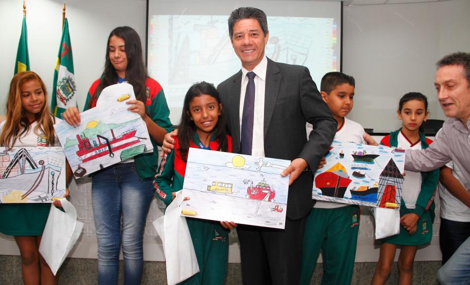 Projeto Porto Escola premia alunos e será ampliado em 2016 Projeto Porto Escola premia alunos e será ampliado em 2016