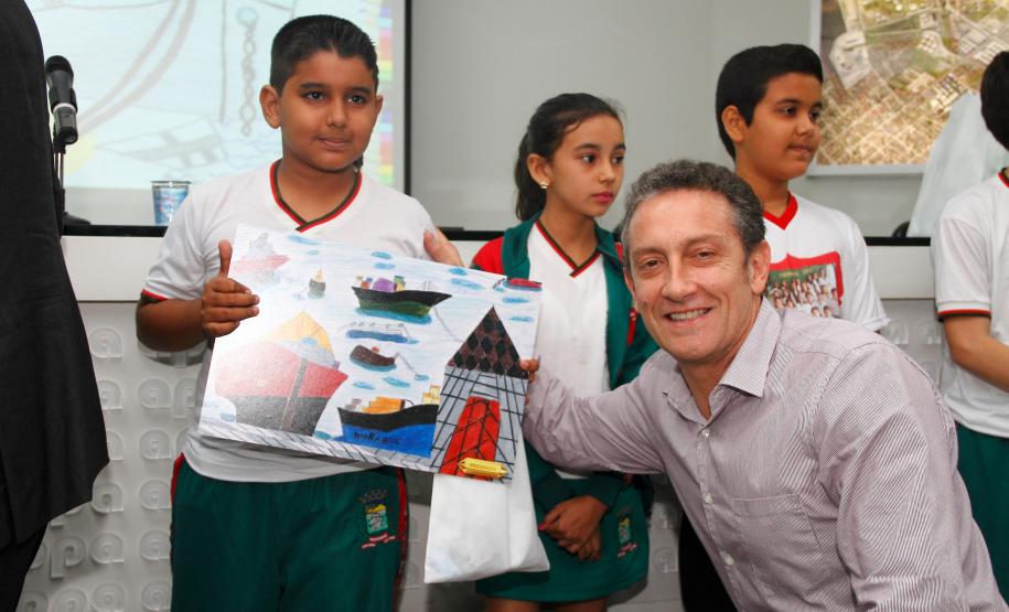 Projeto Porto Escola premia alunos e será ampliado em 2016 Projeto Porto Escola premia alunos e será ampliado em 2016