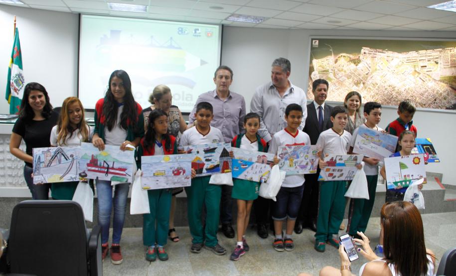 Projeto Porto Escola premia alunos e será ampliado em 2016 Projeto Porto Escola premia alunos e será ampliado em 2016