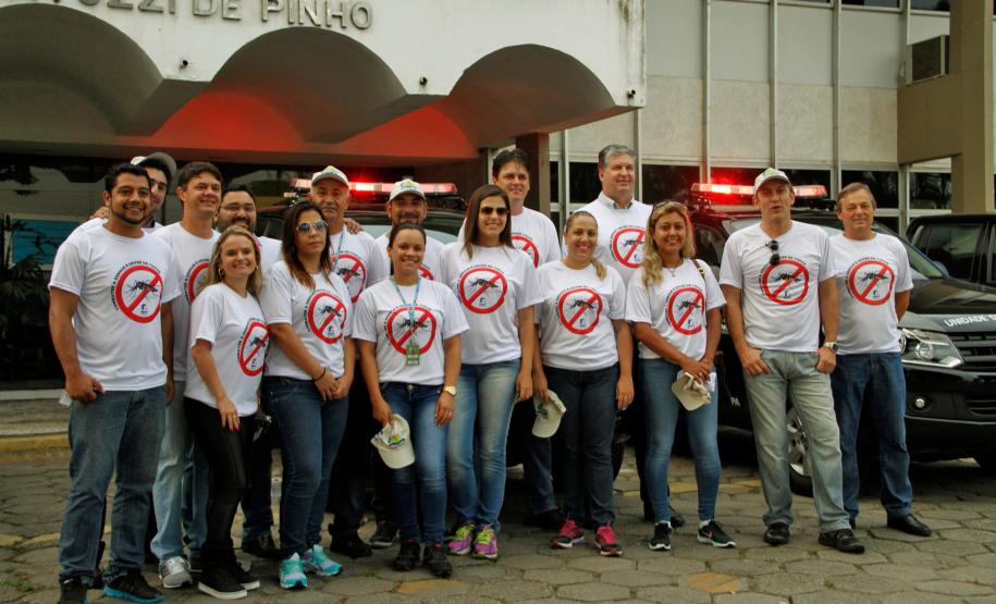 Patrulha voluntária de combate à dengue orienta comércio em Guaratuba