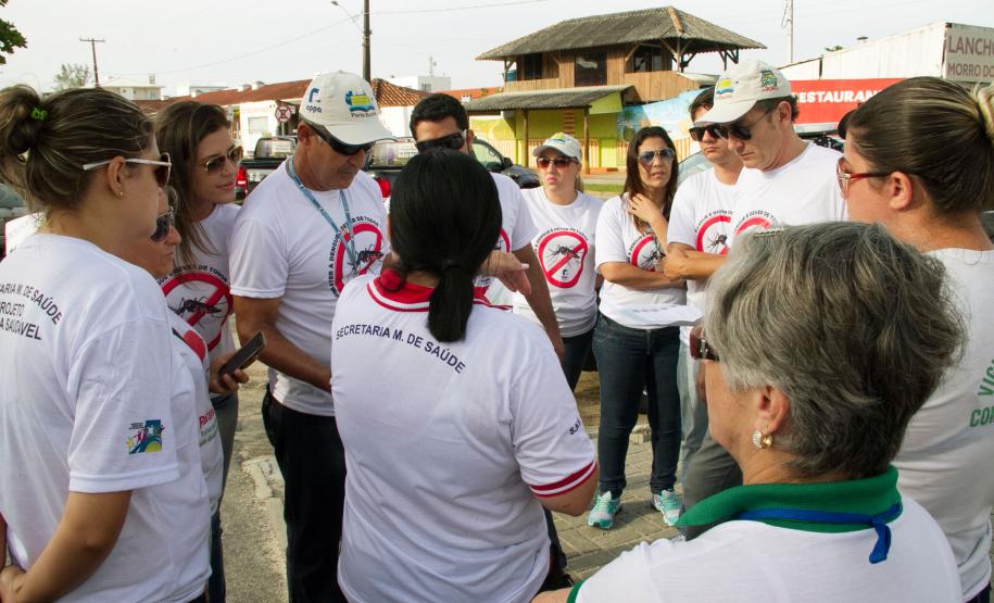 Patrulha voluntária de combate à dengue orienta comércio em Guaratuba
