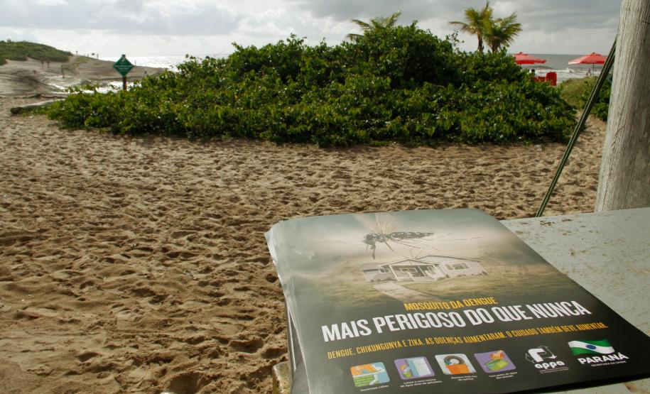 Patrulha voluntária de combate à dengue orienta comércio em Guaratuba