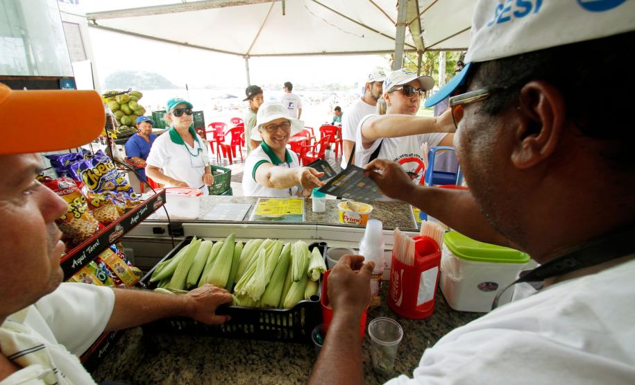 Patrulha voluntária de combate à dengue orienta comércio em Guaratuba