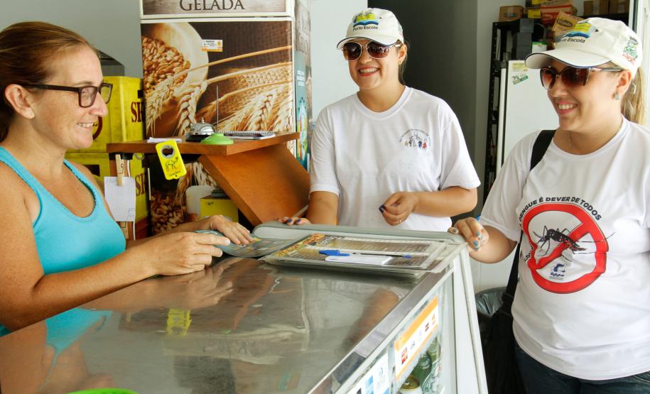 Patrulha voluntária de combate à dengue orienta comércio em Guaratuba