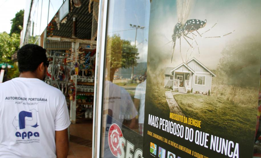 Patrulha de combate à dengue recebe o apoio dos comerciantes de Matinhos
