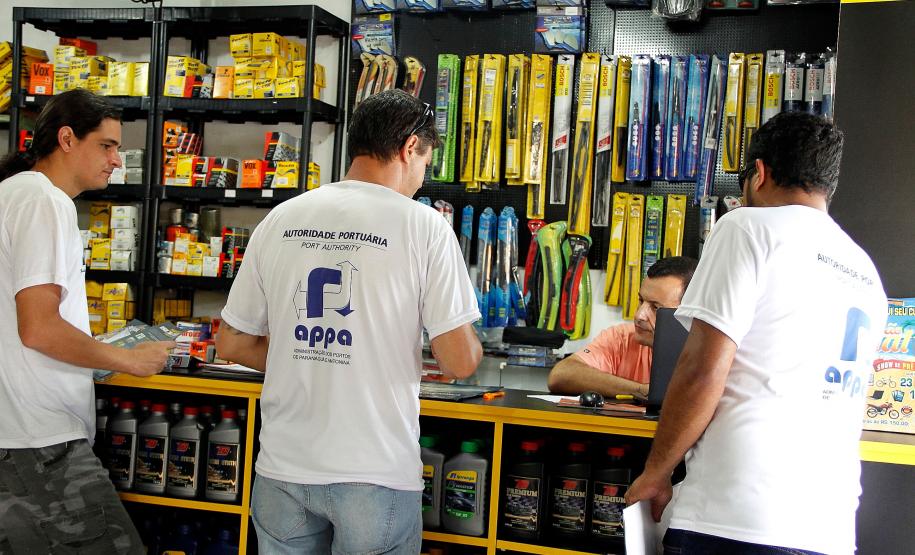 Patrulha de combate à dengue recebe o apoio dos comerciantes de Matinhos