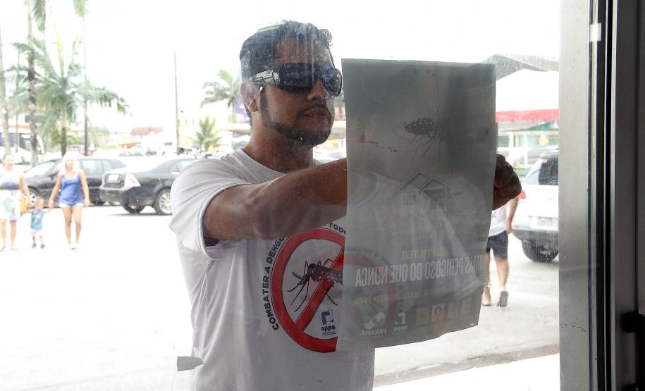 Patrulha de combate à dengue recebe o apoio dos comerciantes de Matinhos