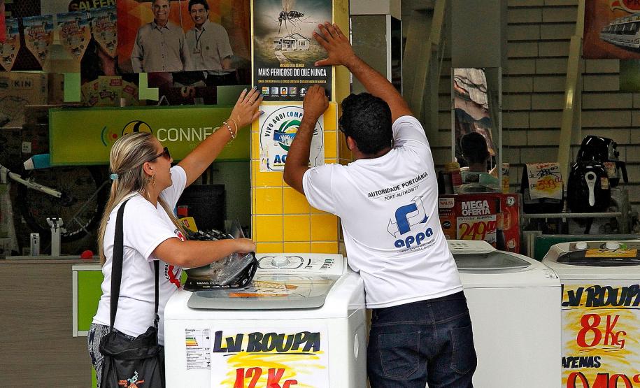 Patrulha de combate à dengue recebe o apoio dos comerciantes de Matinhos