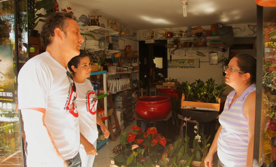 Patrulha de Combate à Dengue orienta estabelecimentos comerciais em Pontal do Paraná Patrulha de Combate à Dengue orienta estabelecimentos comerciais em Pontal do Paraná