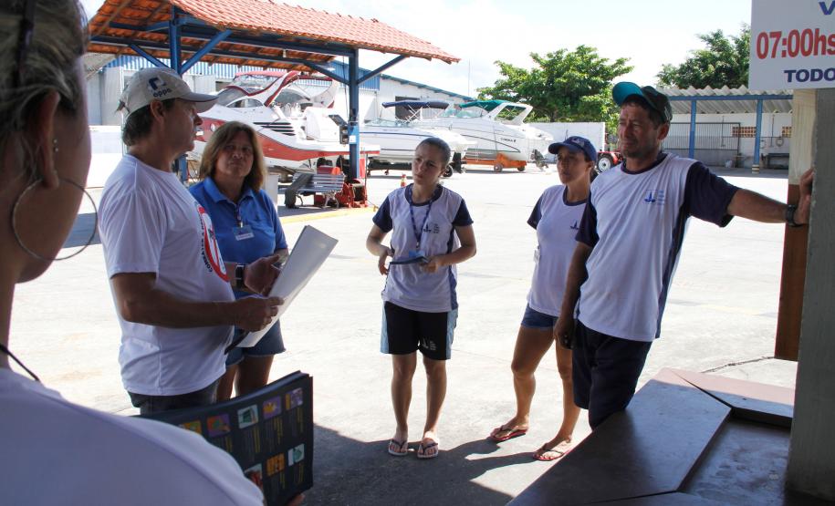 Patrulha de Combate à Dengue orienta estabelecimentos comerciais em Pontal do Paraná Patrulha de Combate à Dengue orienta estabelecimentos comerciais em Pontal do Paraná