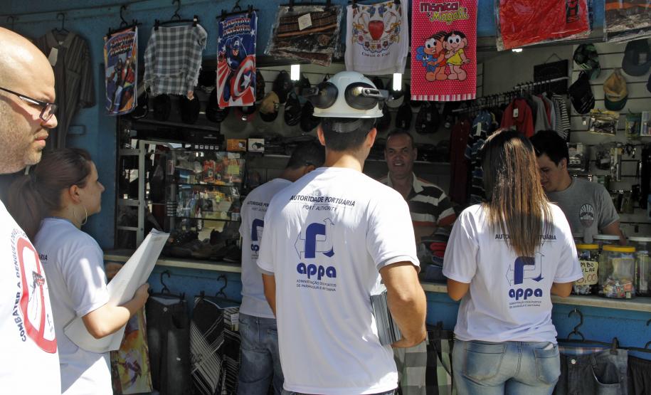 Patrulha de combate à dengue reforça ações de orientação em Paranaguá