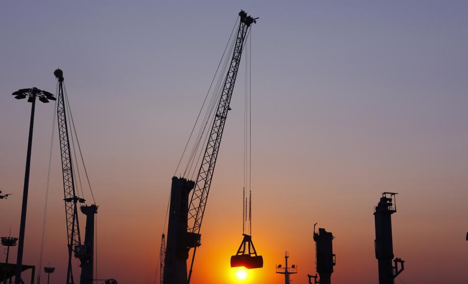 Movimentação de cargas no Porto de Paranaguá aumenta 40% em cinco anos Movimentação de cargas no Porto de Paranaguá aumenta 40% em cinco anos