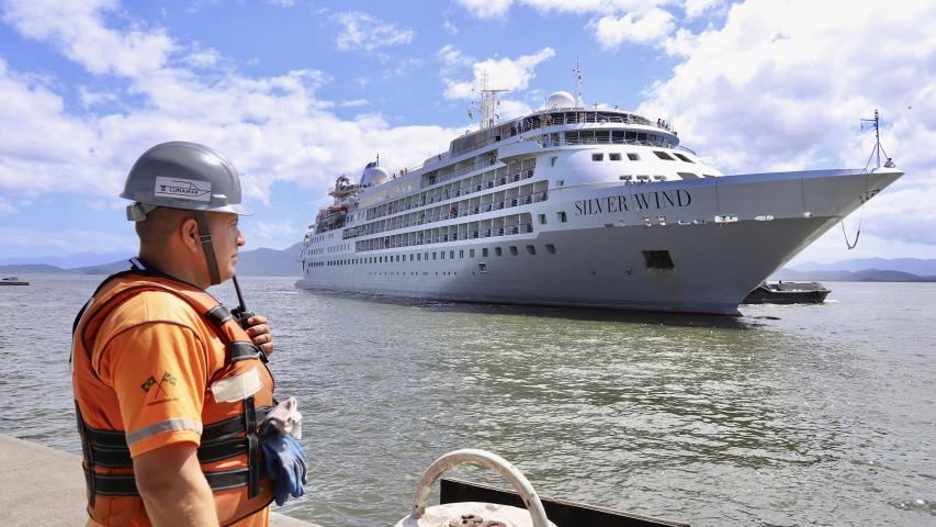Porto de Paranaguá recebe navio de cruzeiro de luxo Silver Wind