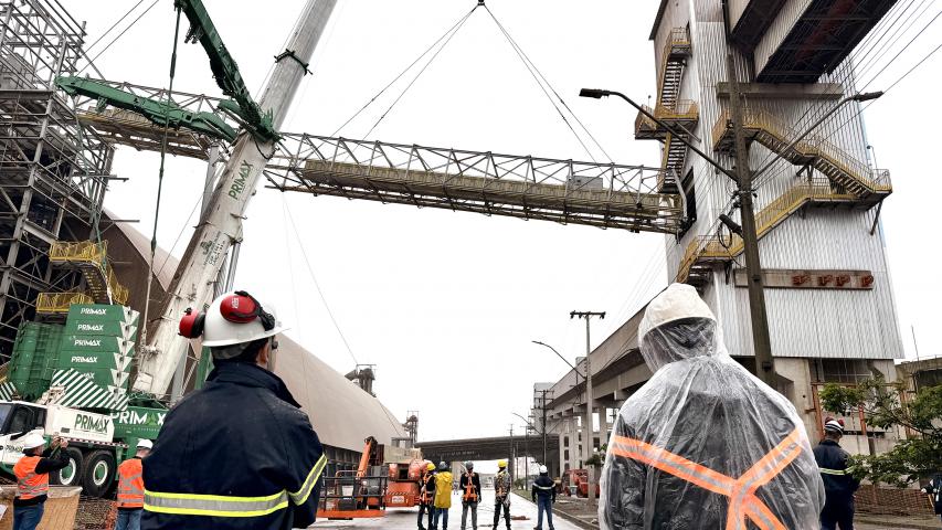 Estrutura metálica de 55 metros liga o sistema central ao terminal da ALTP, em operação que mobilizou dezenas de profissionais